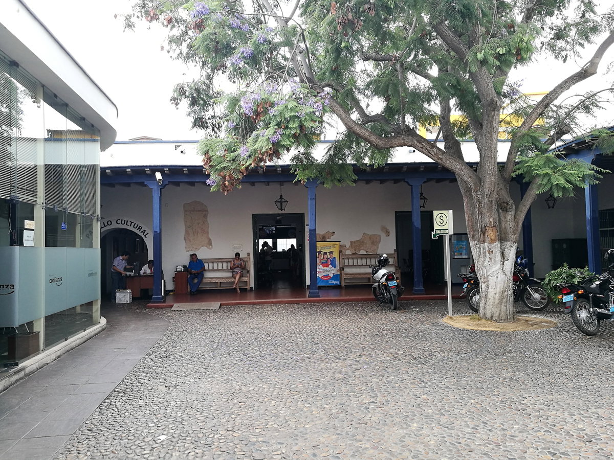 Pati d'edifici al carrer Independencia de Trujillo, Trujillo, Peru, 2017