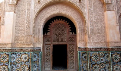 Die prächtige Mashrabiya-Tür aus Zedernholz der Medersa Ben Youssef, Marrakesch, Marrakech, 2011