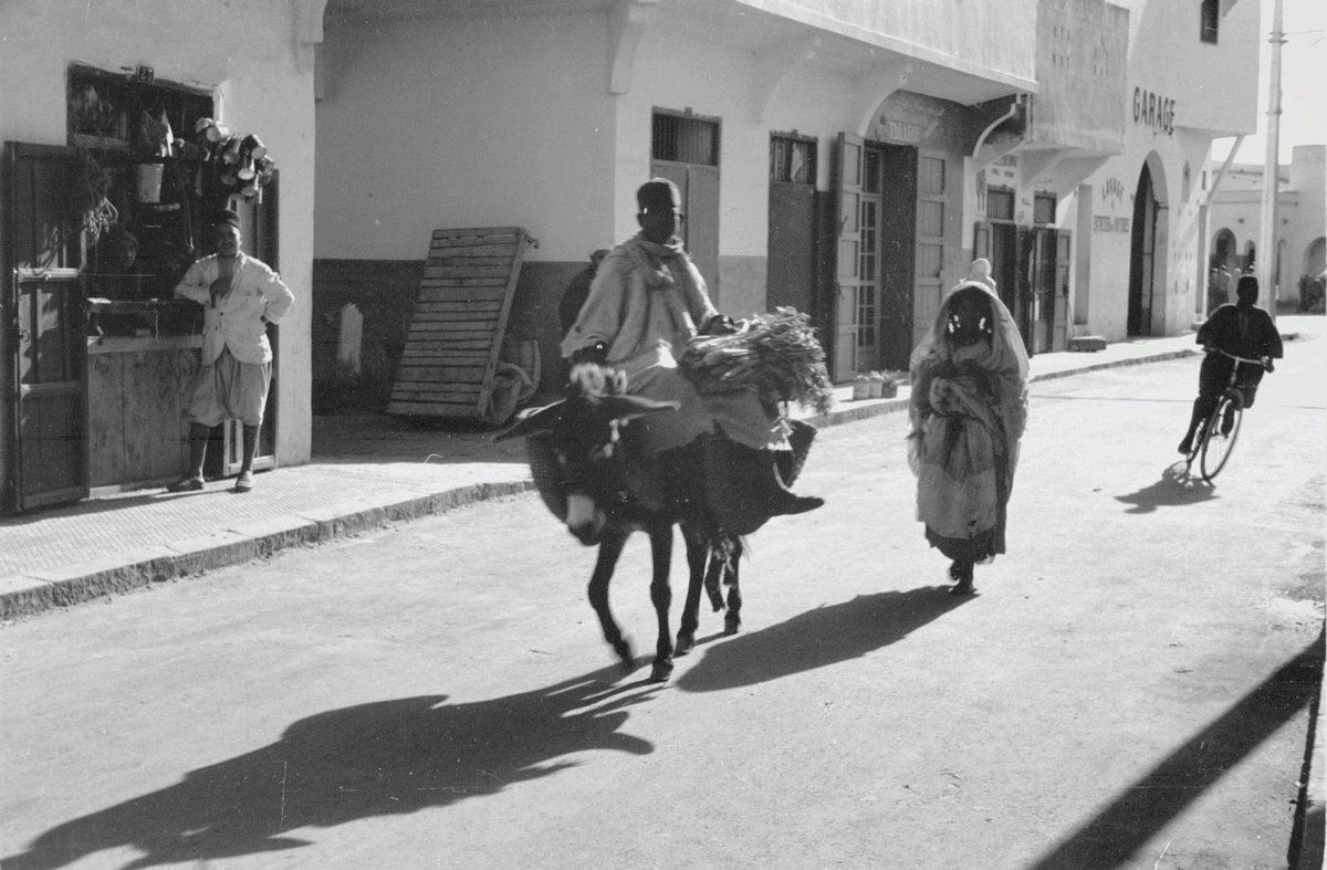 EU: Reisefotos Marokko. Straßenbild mit Eselsreiter (wohl in Casablanca) (1939), Casablanca, Morocco, 1939