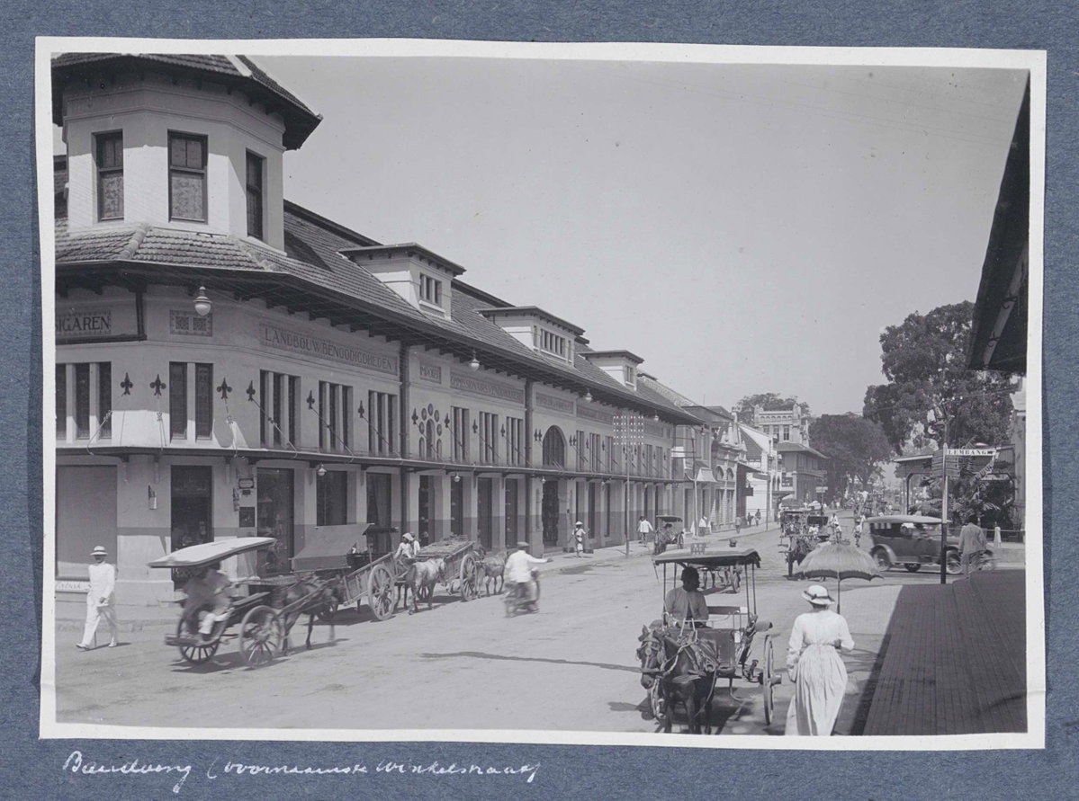 EU: Winkelstraat in Bandoeng met links het pand van 'J.R. de Vries & Co' (1920), Bandung, Indonesia, 1920
