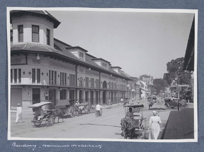 EU: Winkelstraat in Bandoeng met links het pand van 'J.R. de Vries & Co' (1920), Bandung, 1920