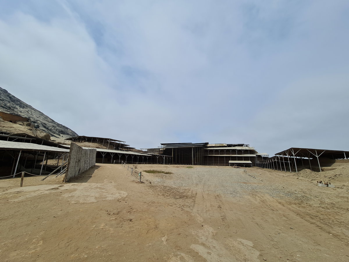 Vista frontal de la huaca La Luna, Trujillo, Peru, 2022