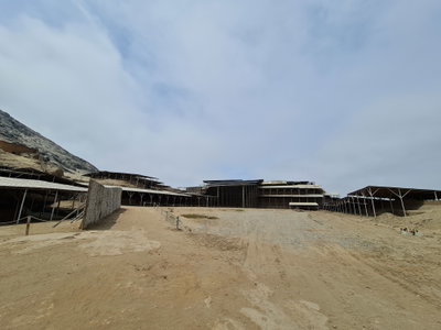 Vista frontal de la huaca La Luna, Trujillo, 2022