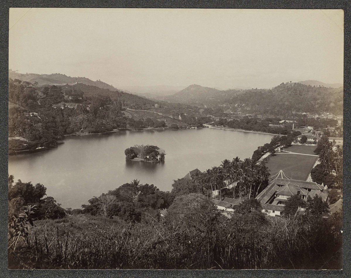 EU: Gezicht op het meer van Kandy op Ceylon (1877), Kandy, Sri Lanka, 1877