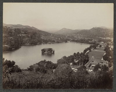 EU: Gezicht op het meer van Kandy op Ceylon (1877), Kandy, 1877