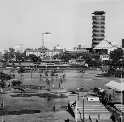 COLLECTIE TROPENMUSEUM Zicht op Nairobi met op de voorgrond het stadspark met tribune TMnr, Nairobi, 1973