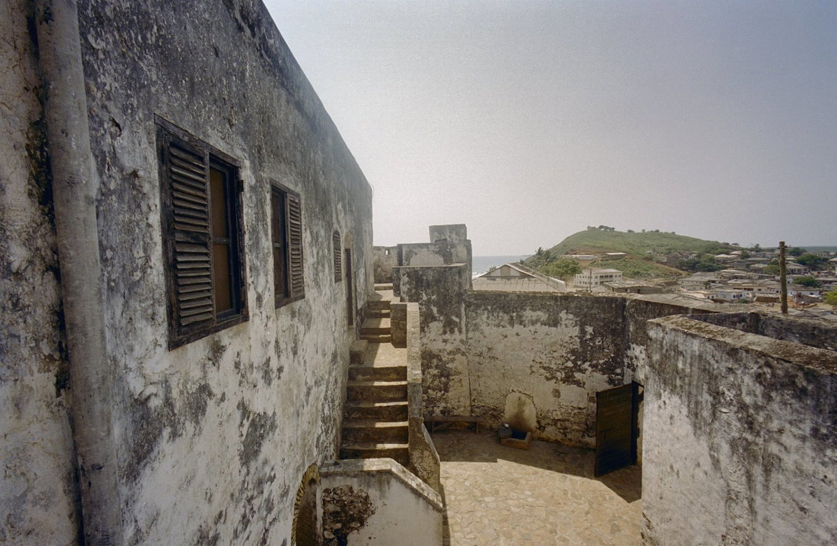 EU: Overzicht voorplein vanaf de buitenmuur, Apam Fort Patience (2000), Apam, Ghana, 2000