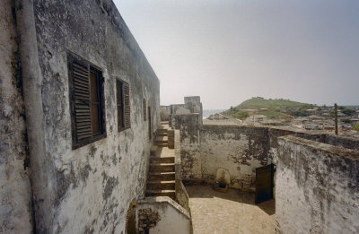 EU: Overzicht voorplein vanaf de buitenmuur, Apam Fort Patience (2000), Apam, 2000