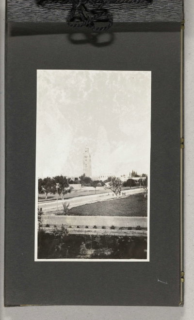 EU: Gezicht op de Moskee van Koutoubia (1925), Marrakech, 1925