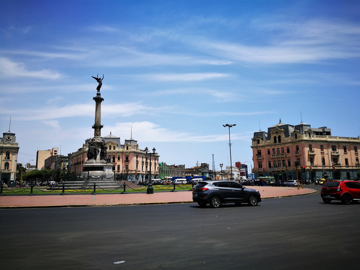 Plaza Dos de Mayo amb el Monument a la Victoria, Lima, Peru, 2017