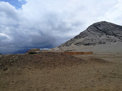Cerro Blanco des de la plaça principal de la huaca de la Luna, Trujillo, 2017