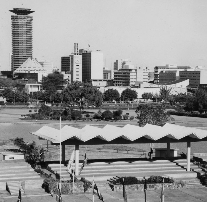 COLLECTIE TROPENMUSEUM Zicht op Nairobi met op de voorgrond het stadspark met tribune TMnr, Nairobi, Kenya, 1973