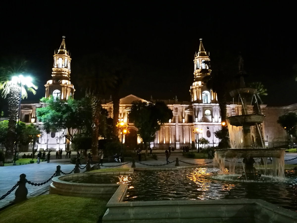 Plaza de Armas d'Arequipa de nit amb la catedral al fons i la font, Arequipa, Peru, 2017