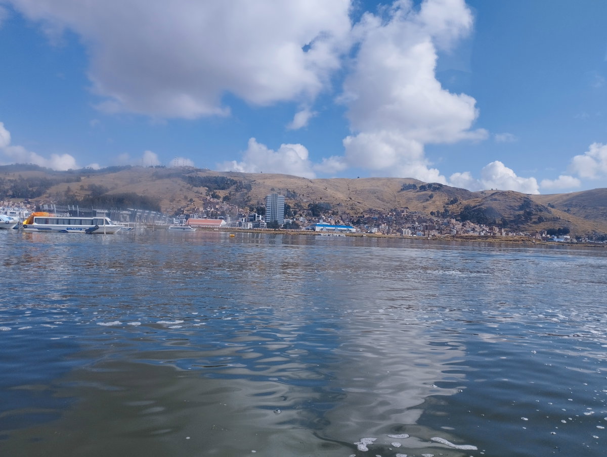 Vista desde el Lago Titicaca, Puno 01, Puno, Peru, 2023