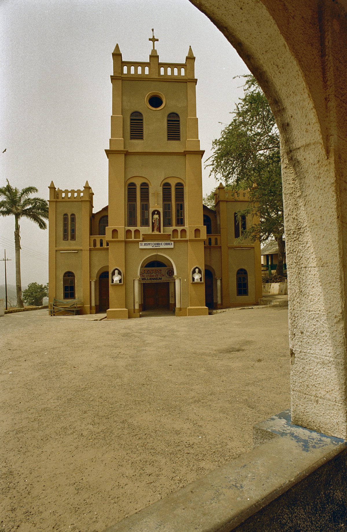 Overzicht westgevel met toren - Elmina - - RCE, Elmina, Ghana, 2000