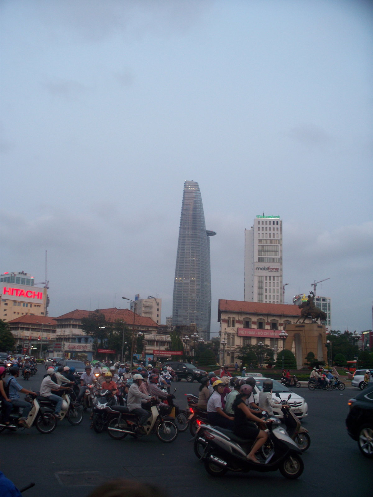 Verkehr und Bitexco Financial Tower, Ho Chi Minh City, Vietnam, 2011
