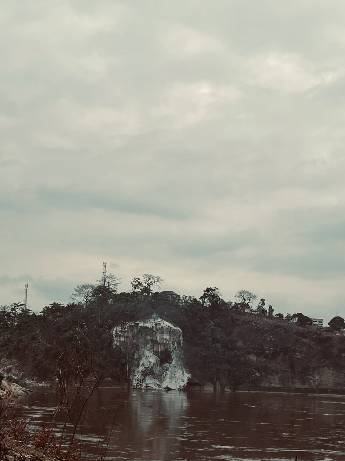 Mont Mpembe, formation rocheuse sur les rives du fleuve Congo à Matadi, Kongo-Central, Matadi, DR Congo, 2025
