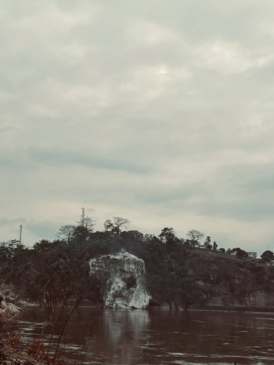 Mont Mpembe, formation rocheuse sur les rives du fleuve Congo à Matadi, Kongo-Central, Matadi, 2025