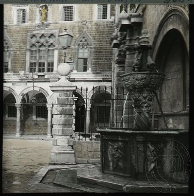 EU: Dubrovnik: well and arcade in Rector's Palace courtyard (1900), Dubrovnik, 1900