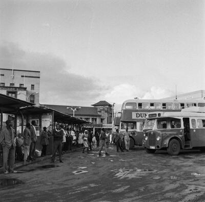 EU: Reportage photograph 25-26/1964: Eero Sauri in Kenya - Nairobi bus station (1964), Nairobi, 1964