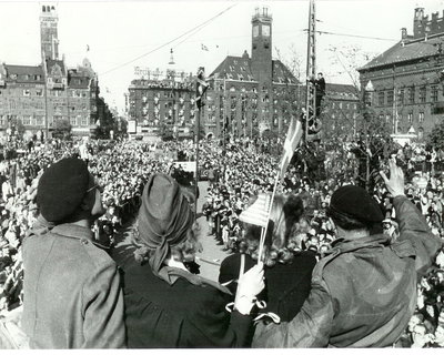 Britiske panserstyrker passerer Rådhuspladsen ved deres ankomst til København efter befrielsen, Copenhagen, 1945
