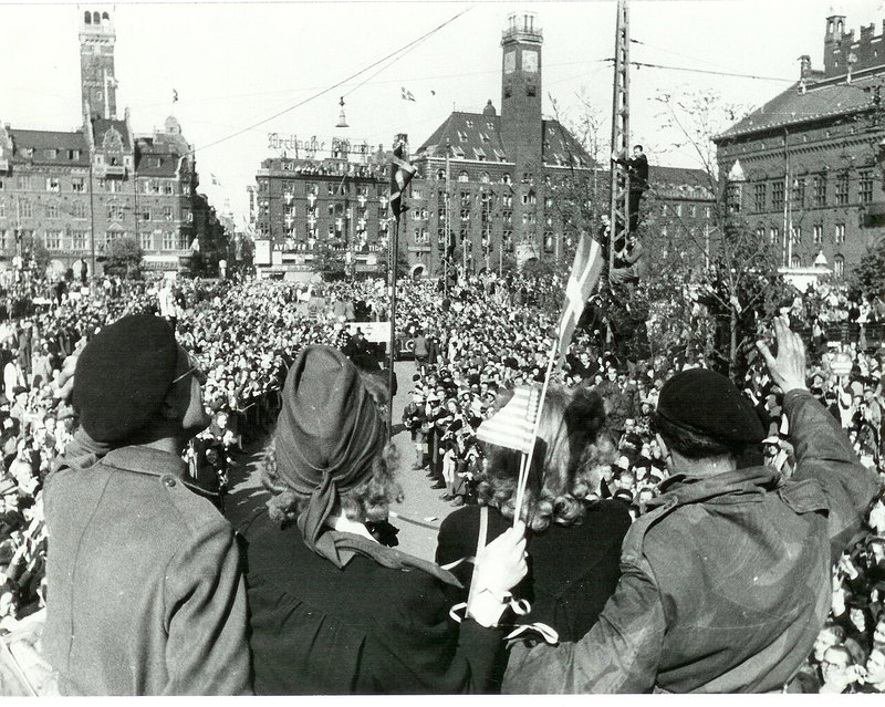 JP Koebenhavn ubt in 1945 — Britiske panserstyrker passerer Rådhuspladsen ved deres ankomst til København efter befrielsen