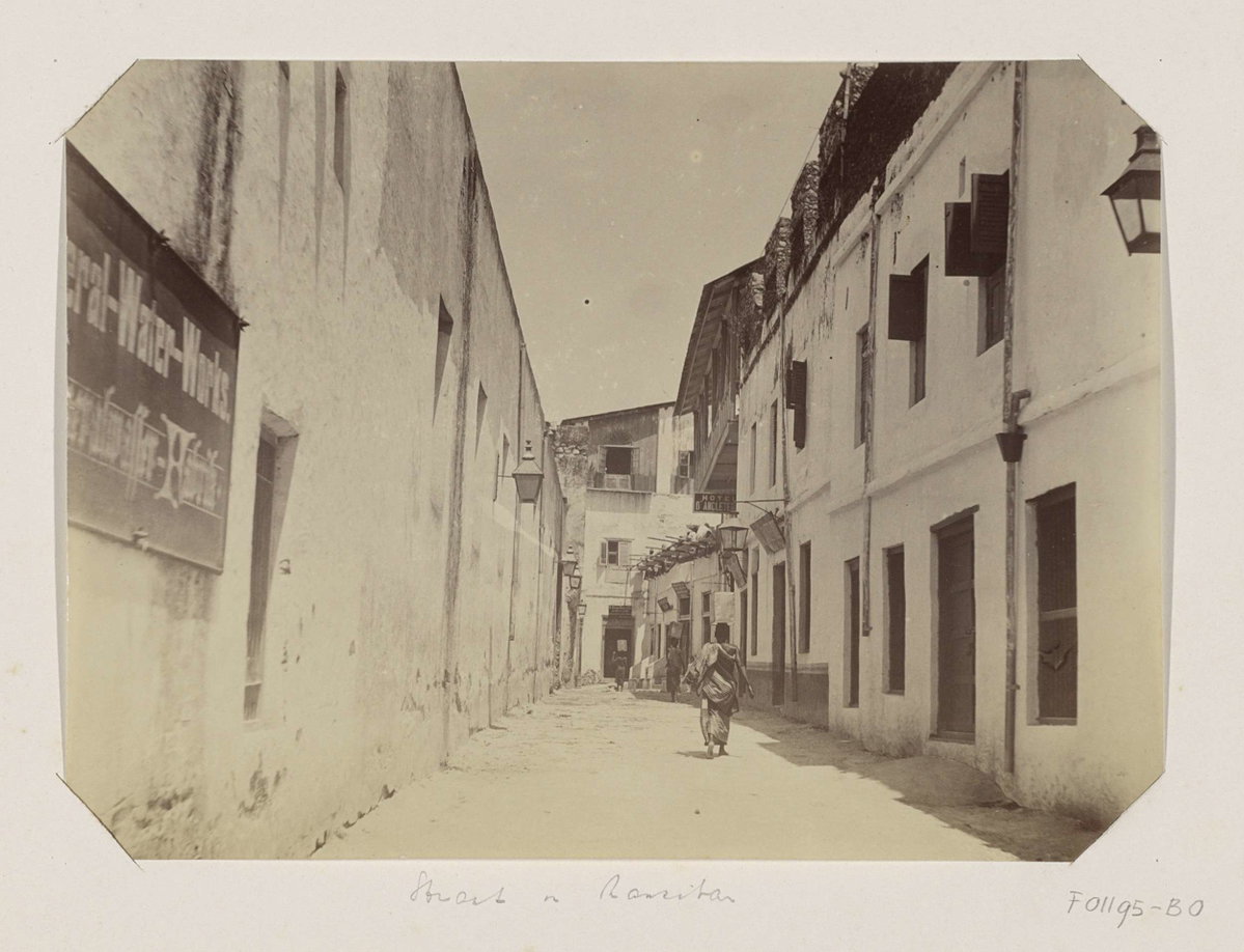 EU: Voorbijgangers in een straat te Zanzibar, near Hotel dAngleterre (1900), Zanzibar (Stone Town), Tanzania, 1900