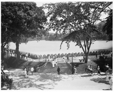 EU: Kandy (Sri Lanka). Blick vom Hotel über Spaziergänger und einen Rikscha (1913), Kandy, 1913
