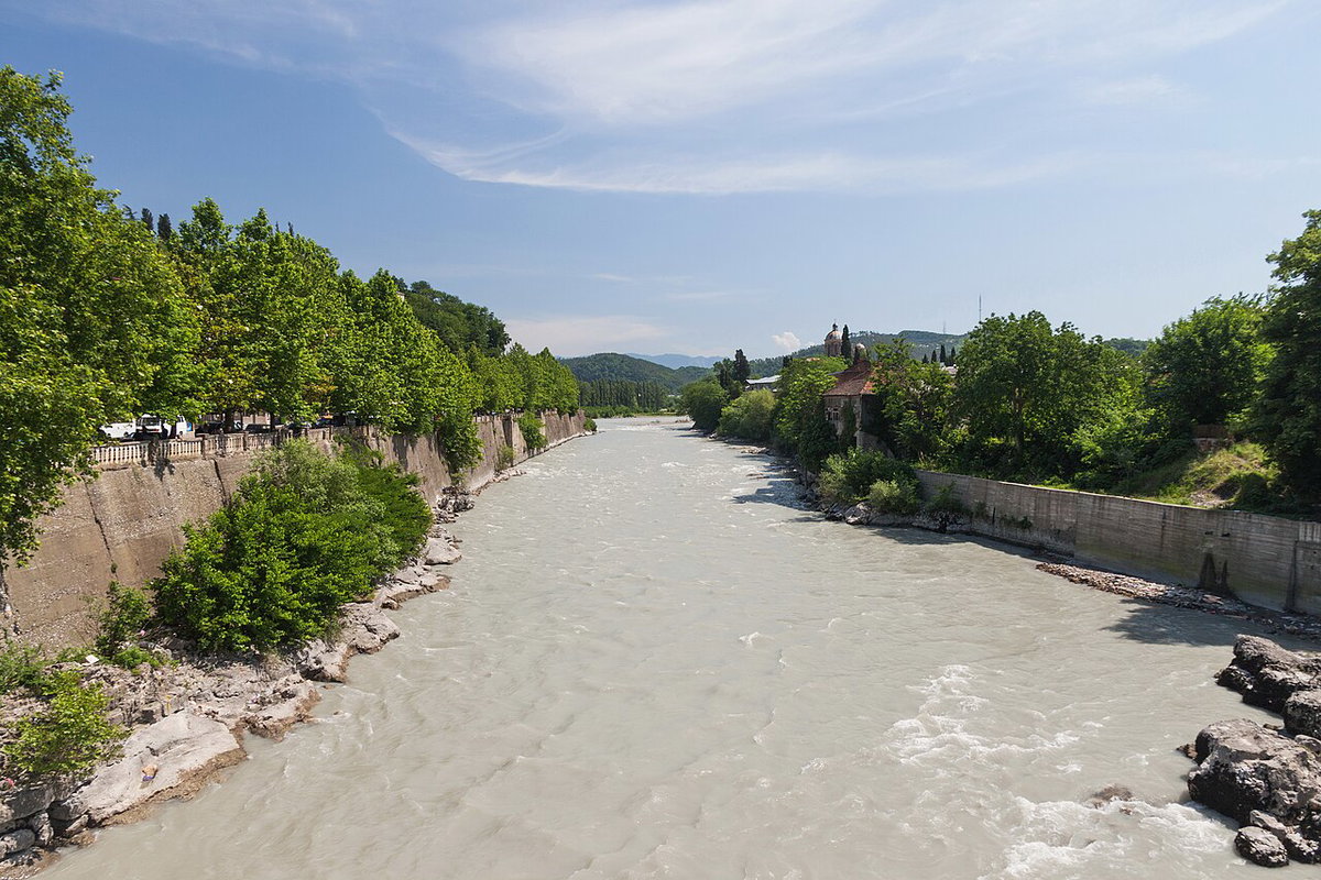 Kutaisi, Rzeka Rioni widziana z Mostu Łańcuchowego, Kutaisi, Georgia, 2014