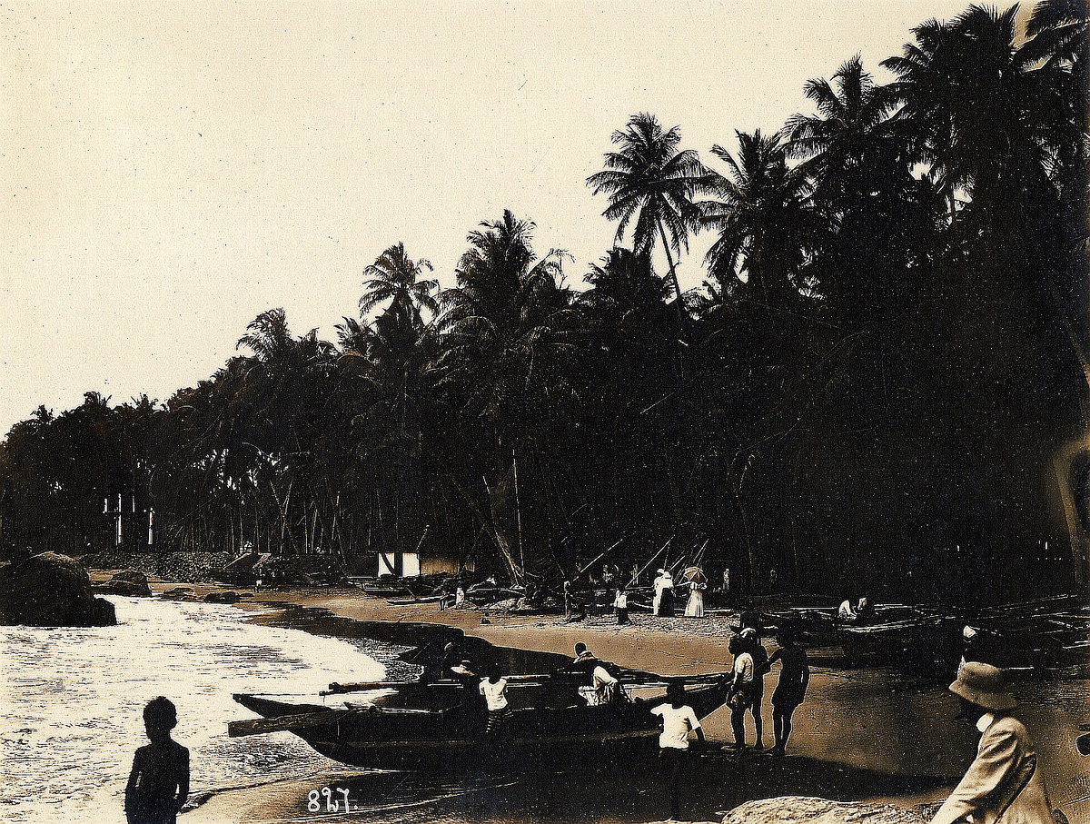 EU: Colombo, Sri Lanka. Locals and tourists on the beach (1913), Colombo, Sri Lanka, 1913
