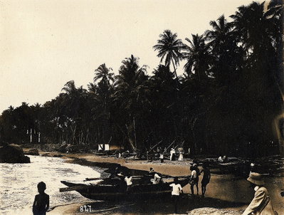 EU: Colombo, Sri Lanka. Locals and tourists on the beach (1913), Colombo, 1913