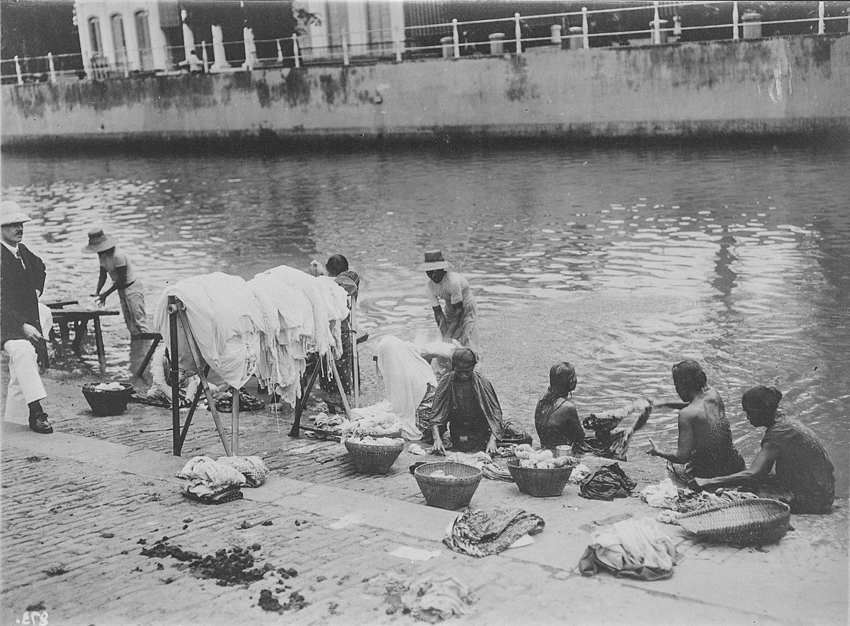 EU: Batavia (Jakarta), Indonesien. Glodok (Altstadt). Wäscherinnen und Trockengerüste am städtischen Kanal (1917), Jakarta, Indonesia, 1917