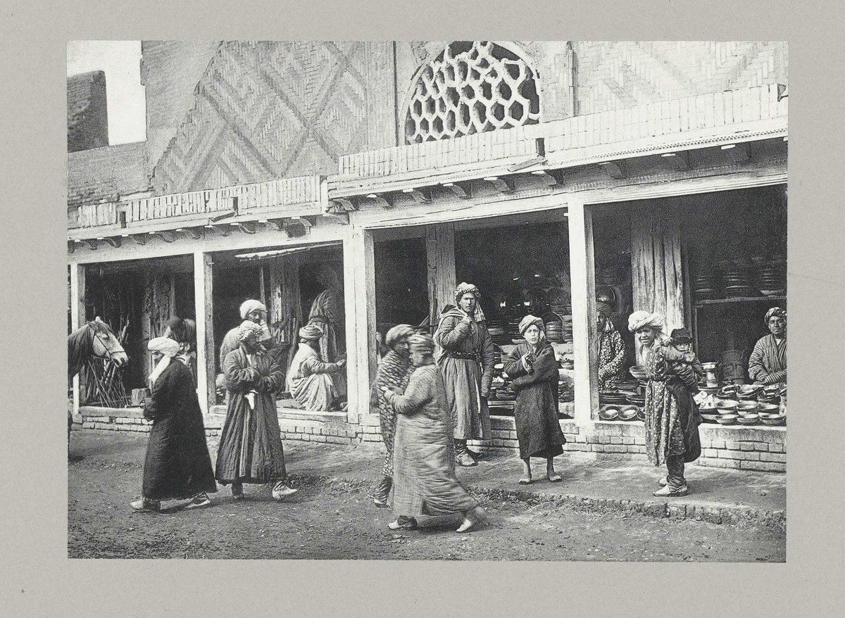 EU: Straat met mensen in Samarkand (1905), Samarkand, Uzbekistan, 1905