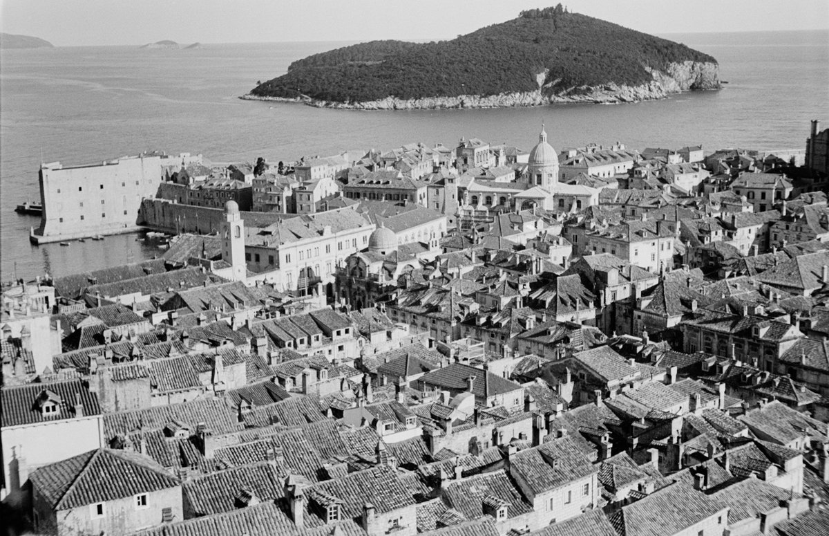 EU: Reisefotos Kroatien. Dubrovnik (Ragusa). Altstadt mit St. Blasius Kathedrale. Blick zur Insel Otok Lokrum (1939), Dubrovnik, Croatia, 1939