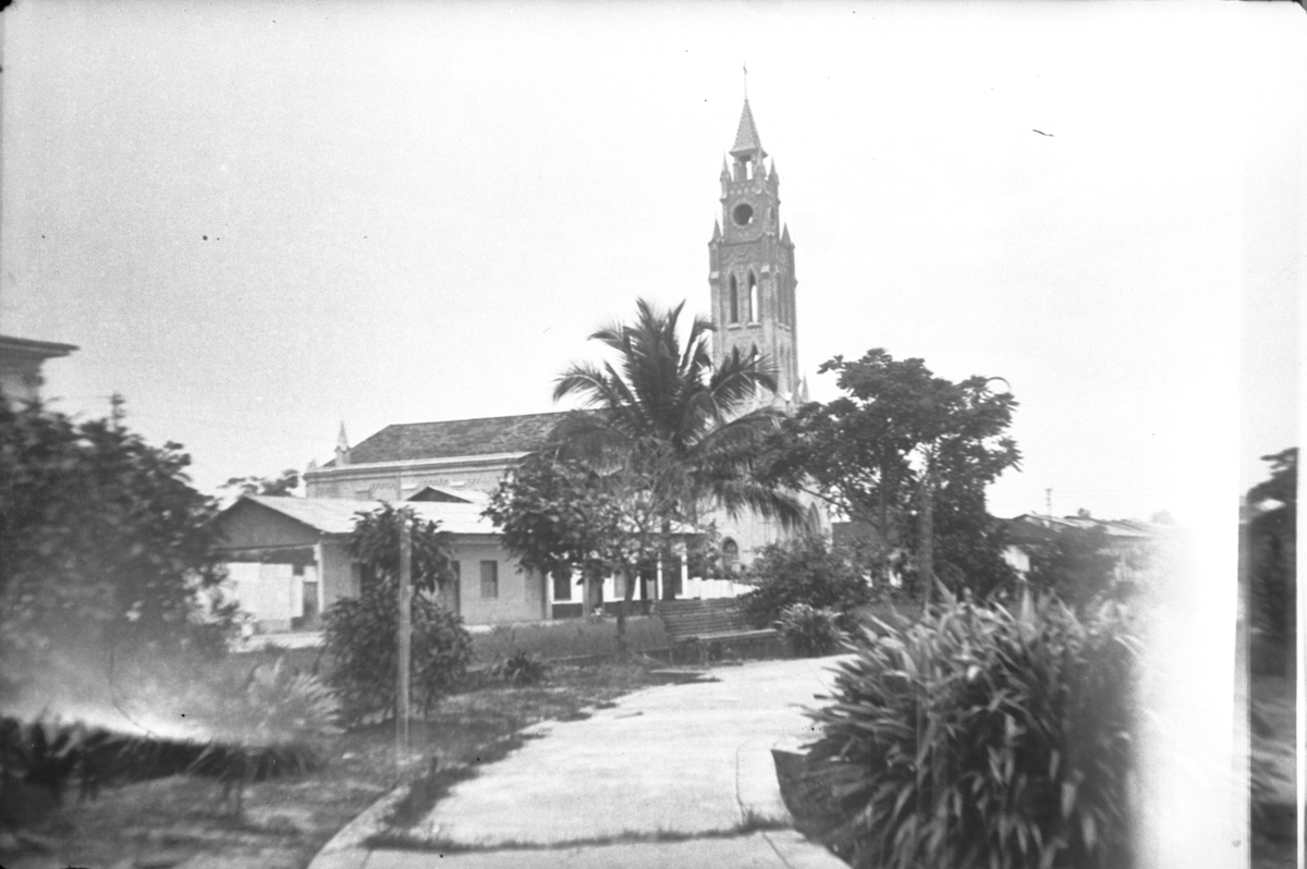 Ett kyrktorn i en park i Iquitos - NRM - DM12 165, Iquitos, Peru, 1923
