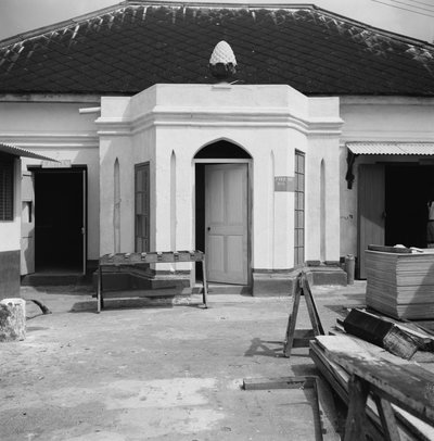 EU: Paviljoen van woning slavenhandelaar, circa 1790, voorzijde (1966), Cape Coast, 1966
