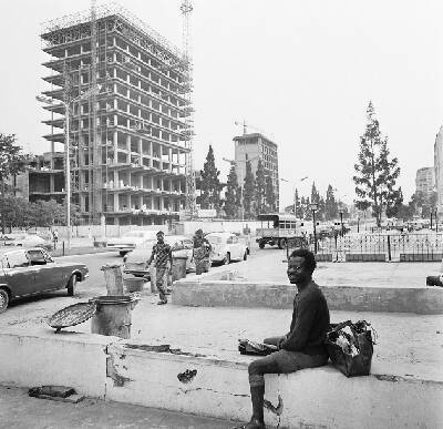 EU: Straatbeeld in Kinshasa - tower under construction (1973), Kinshasa, DR Congo, 1973