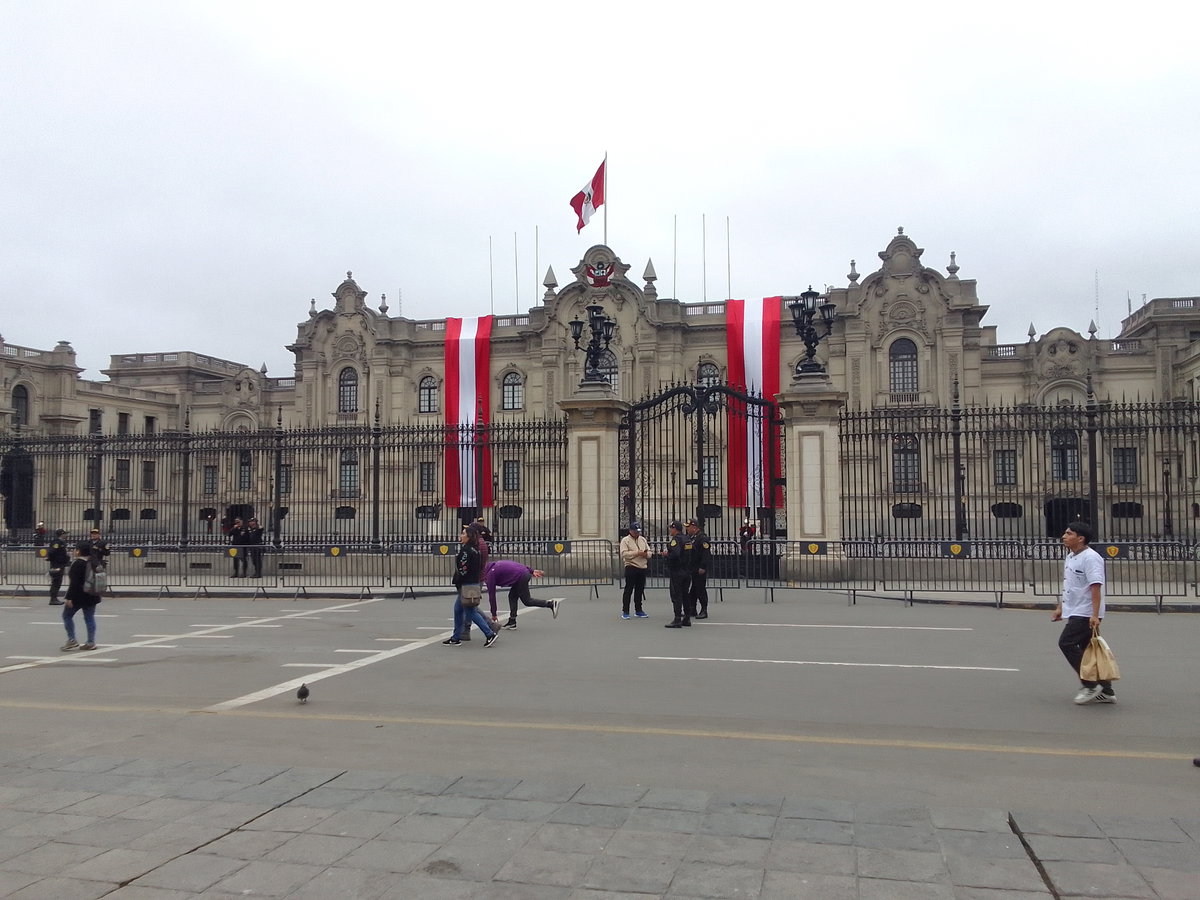 Palacio de Gobierno con banderas peruanas por fiestas patrias, Lima, Peru, 2023