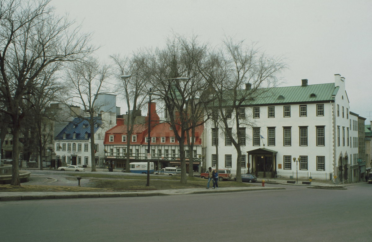 Québec, Places Place d'Armes, la place vue vers le nord-est, Quebec City, Canada, 1979