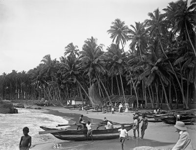 EU: Colombo, Sri Lanka. Locals and tourists on the beach (1913) b, Colombo, 1913