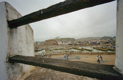 Stadsgezicht vanaf dak - Elmina - - RCE, Elmina, 2002