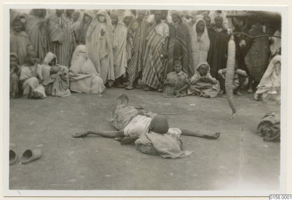EU: ormtjusare, åskådare, man, fotografi, photograph (1925), Marrakech, Morocco, 1925