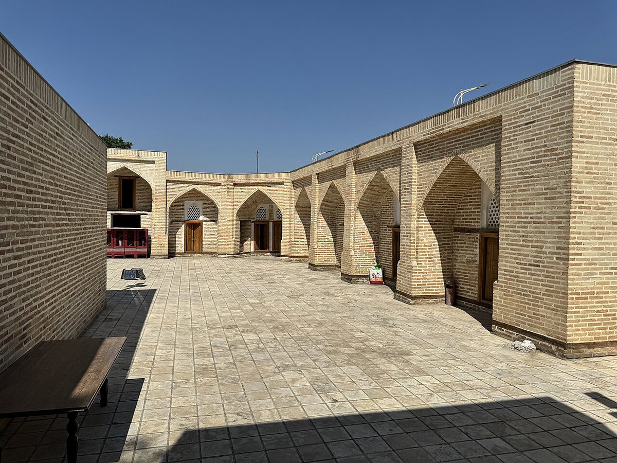 Dahmai Shohon maqbarasi ichki hovlisi, Kokand, Uzbekistan, 2024