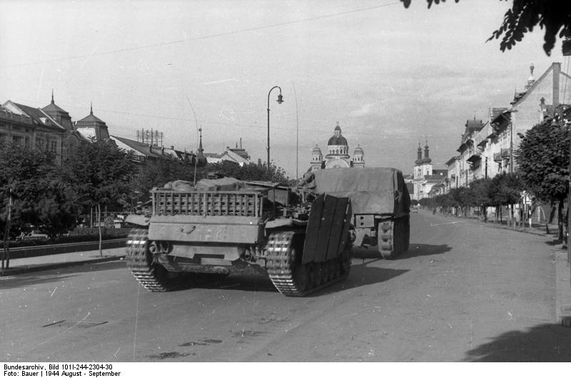 Bundesarchiv Bild 101I-244-2304-30, Rückzug nach Ungarn, Sturmgeschütz, Targu Mures, Romania, 1944