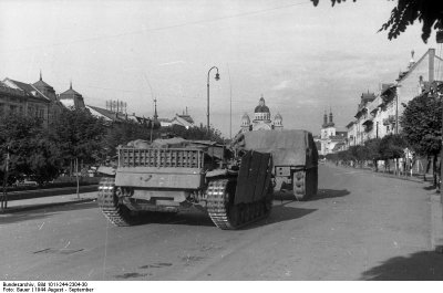 Bundesarchiv Bild 101I-244-2304-30, Rückzug nach Ungarn, Sturmgeschütz, Targu Mures, 1944