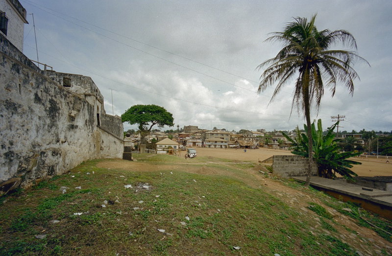 COLLECTIE TROPENMUSEUM Het Fort St. Anthony te Axim TMnr in 2000 — Overzicht gedeelte buitenmuur aan de voorgevel met zicht op de stad - Axim - - RCE