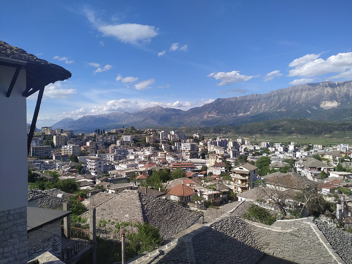 Gjirokastra nga ballkoni i shtepise Kadare, Gjirokastër, Albania, 2019