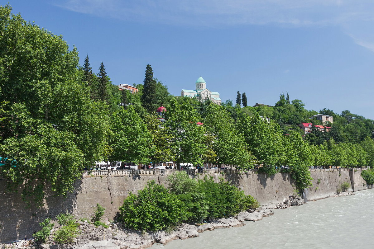 Kutaisi, Rzeka Rioni widziana z Mostu Łańcuchowego, Kutaisi, Georgia, 2014