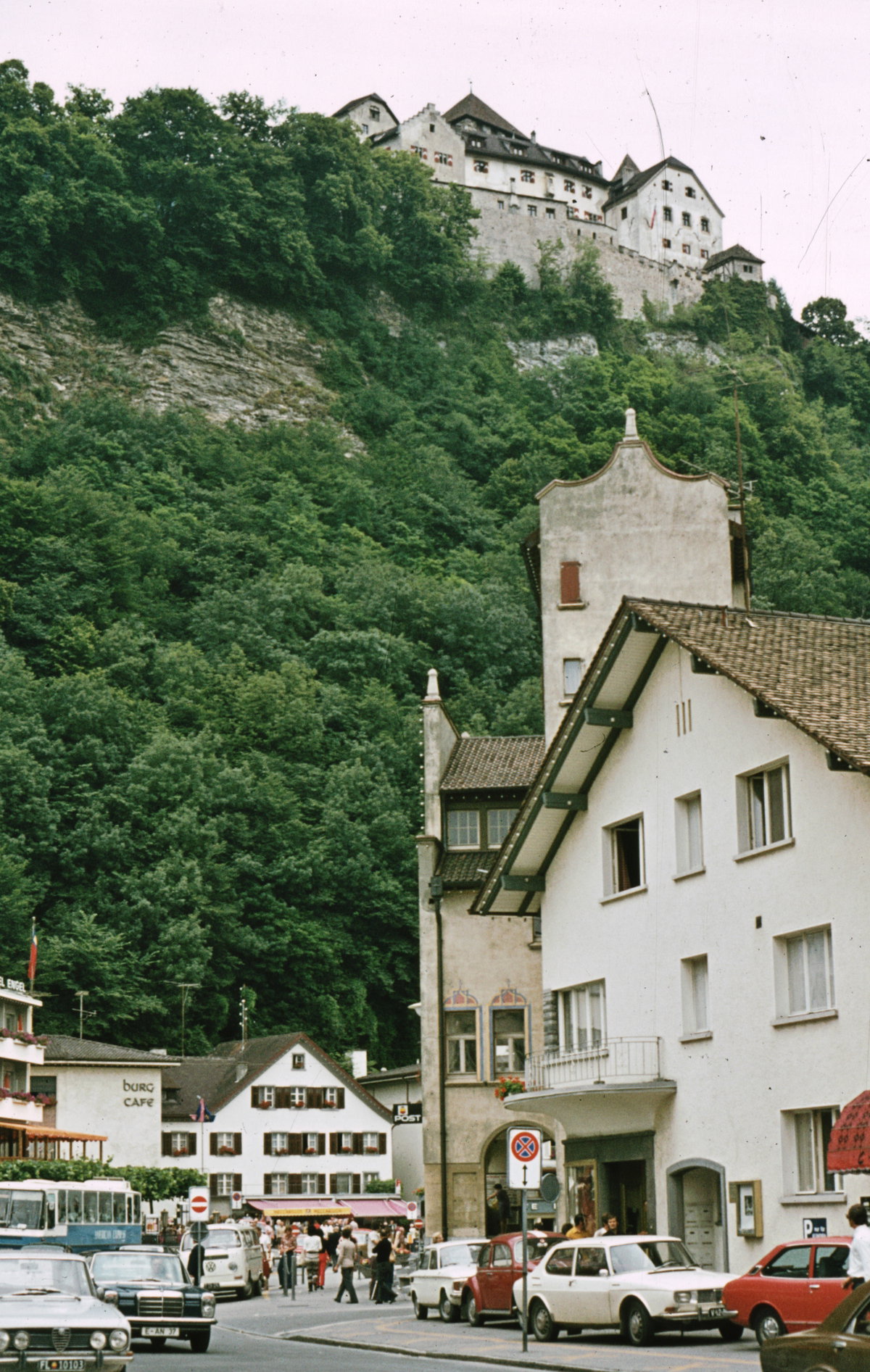 Blick auf das Schloss Vaduz in den 70er Jahren, Vaduz, Liechtenstein, 1975