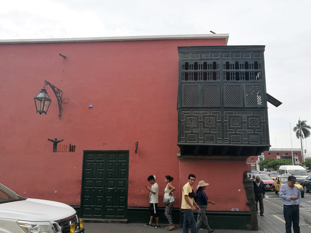 Casa amb tribuna de fusta a l'encreuament entre el jirón Almagro i el jirón Francisco Pizarro de Trujillo02, Trujillo, Peru, 2017